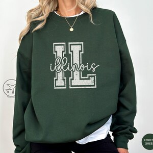 Illinois Sweatshirt, Illinois Varsity Shirt, Illinois IL Crewneck Sweater, Vintage Distressed Graphic, Travel Gift, Soft Unisex Sweatshirt