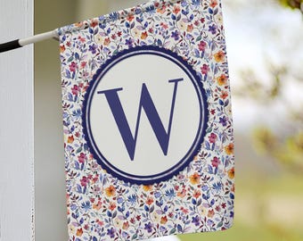 Peut inclure: Un drapeau de jardin blanc avec un motif floral bleu et une lettre W bleu marine dans un cercle blanc avec une bordure bleue festonnée.