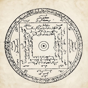 Könnte beinhalten: Ein kreisförmiges Pergament mit einem zentralen Quadrat, das arabische Kalligrafie und ein kleines Symbol aus konzentrischen Kreisen enthält. Der äußere Ring ist mit dichter, handgeschriebener arabischer Schrift in schwarzer Tinte auf beigem Grund gefüllt.