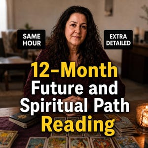 Peut inclure: Une personne aux cheveux bruns bouclés est assise derrière une table en bois recouverte de cartes de tarot. Le texte indique : SAME HOUR, EXTRA DETAILED, 12-Month Future and Spiritual Path Reading. Une bougie allumée est posée à droite.