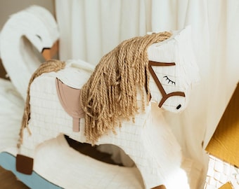 Caballo mecedor caprichoso para la hora del cuento