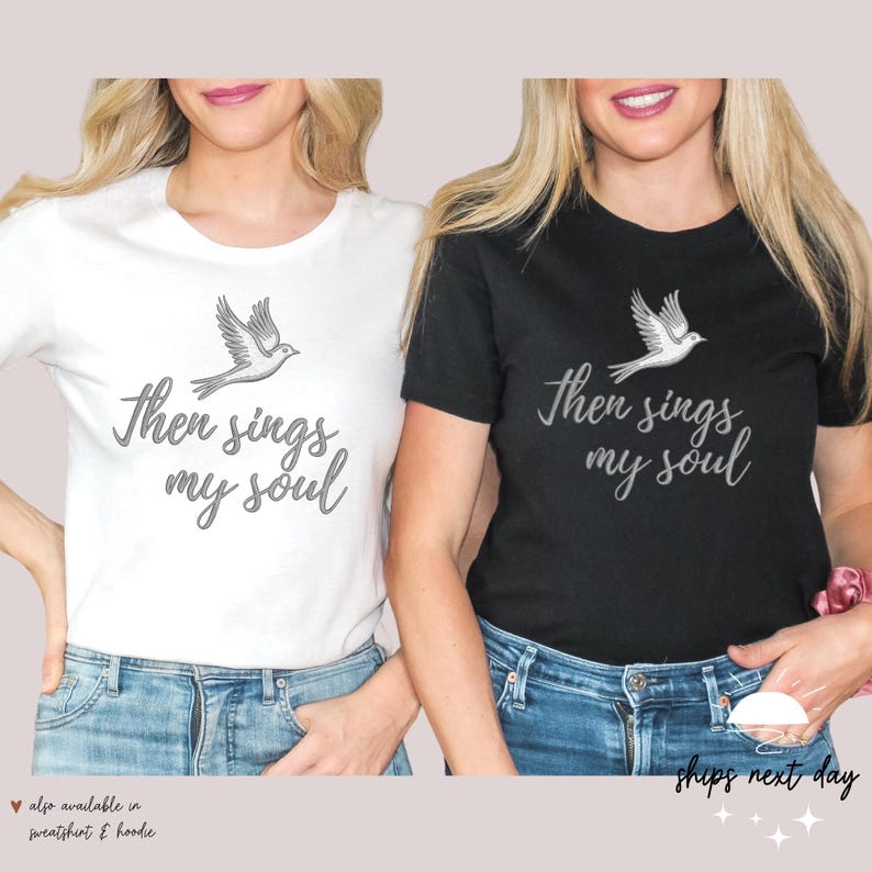 Puede incluir: Dos camisetas blancas con un p&aacute;jaro gris y el texto "Then sings my soul" impreso en ellas. Una camiseta es blanca y la otra es negra.