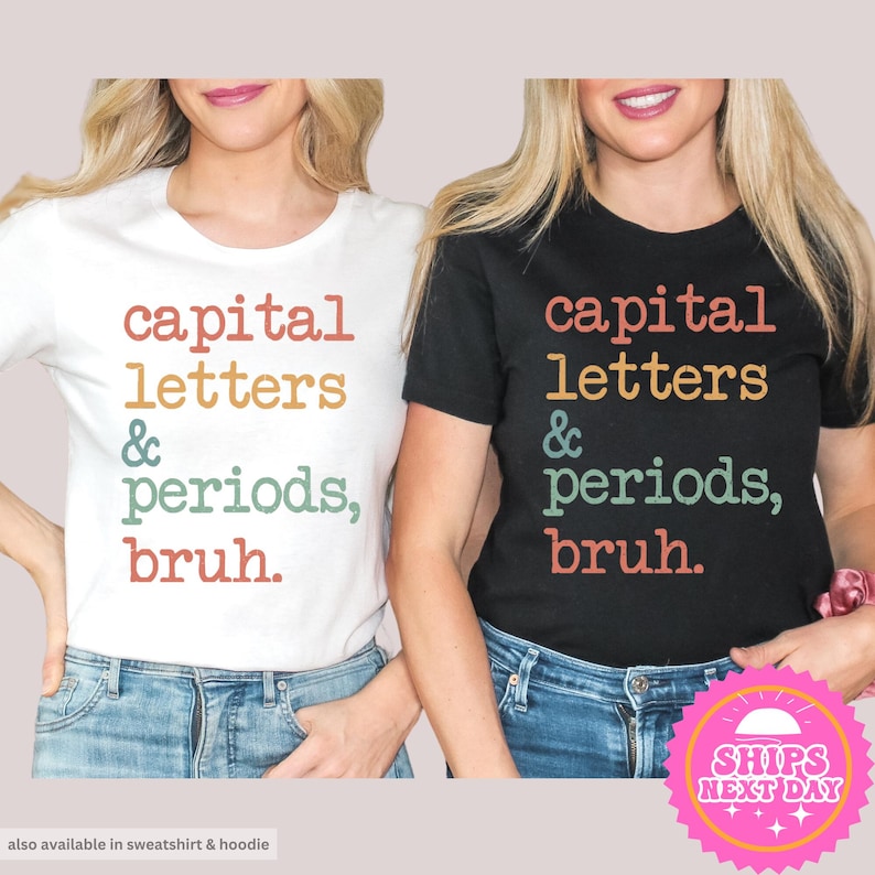 K&ouml;nnte beinhalten: Zwei Frauen tragen T-Shirts mit dem Text "capital letters & periods, bruh." in bunten Buchstaben. Die Shirts sind wei&szlig; und schwarz. Die Frau links tr&auml;gt ein wei&szlig;es Shirt und die Frau rechts tr&auml;gt ein schwarzes Shirt.