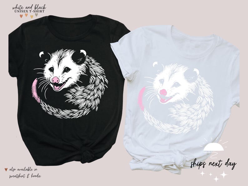 Puede incluir: Dos camisetas unisex, una negra y otra blanca, con un dise&ntilde;o de zarig&uuml;eya. La zarig&uuml;eya tiene la cara blanca, la nariz rosa y la cola rosa. El texto "white and black" y "UNISEX T-SHIRT" est&aacute; en la parte superior. El texto "ships next day" est&aacute; en la parte inferior.
