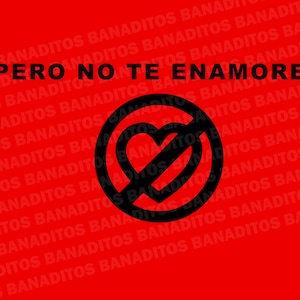 Puede incluir: Un fondo rojo con texto negro que dice "PERO NO TE ENAMORES" y un círculo negro con un corazón y una línea diagonal que lo atraviesa.