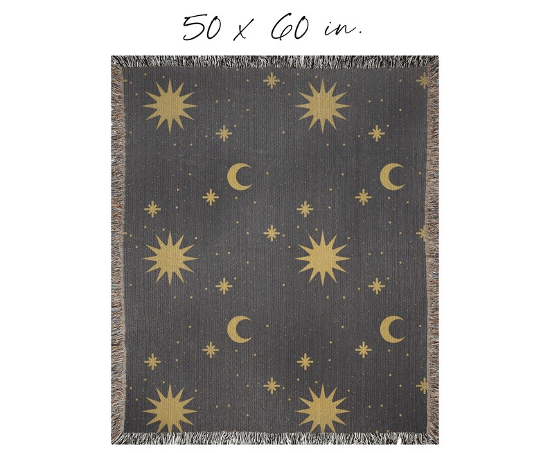 K&ouml;nnte beinhalten: Eine dunkelgraue gewebte Wolldecke mit einem sich wiederholenden Muster aus goldenen Sternen und Mondsicheln. Die Decke misst 127 x 152 cm.
