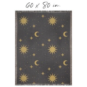K&ouml;nnte beinhalten: Eine dunkelgraue, gewebte Wolldecke mit einem sich wiederholenden Muster aus goldenen Sternen und Mondsicheln. Die Decke ist 152,4 x 203,2 cm gro&szlig;.