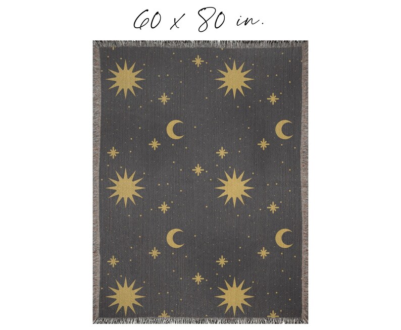 K&ouml;nnte beinhalten: Eine dunkelgraue, gewebte Wolldecke mit einem sich wiederholenden Muster aus goldenen Sternen und Mondsicheln. Die Decke ist 152,4 x 203,2 cm gro&szlig;.