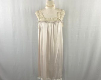 Vintage Lace Nightgown Size Large, Romantic Antique Ivory Sleepwear, Elegant Retro Women's Nightdress, Collectible Bridal Honeymoon Lingerie
