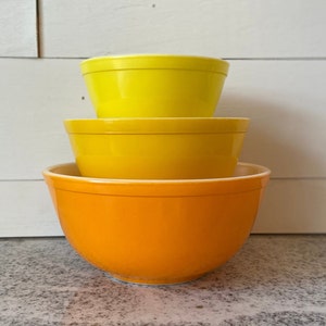 Pyrex (3) 7210-PC 3-Cup Set in Pumpkin Orange, Blue, and Meyer yellow