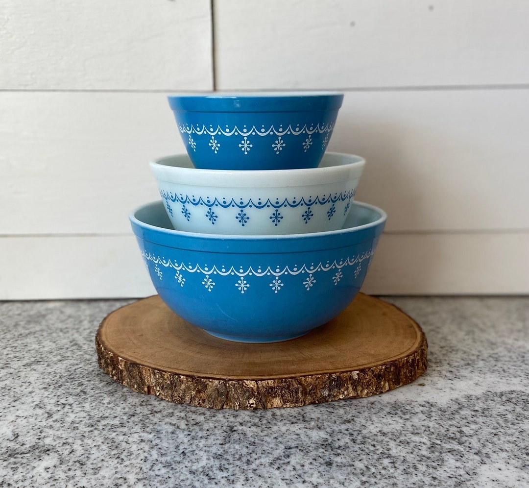 Snowflake Blue Garland Vintage Pyrex Mixing Bowl Set of 3 | Vintage ...