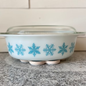 Snowflake Vintage Pyrex Oval Covered Casserole Dish Turquoise On White 045 2.5 quart | 1950s Retro Kitchen Teal Aqua MCM Mid-Century