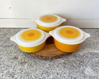 Daisy Vintage Pyrex Round Casserole Set 6 Pieces, 1960s 1970s Yellow Orange Sunflower Summer 471 472 473, Gift for Her **FLAW**