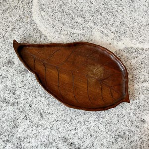 Vintage Carved Wooden Leaf-Shaped Platter, Rustic Nature-Inspired Serving Tray with Intricate Vein Details, Mid-Century Wooden Home Decor