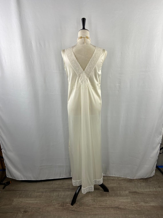 Elegant Ivory Vintage Nightgown Size S, The Royal… - image 5