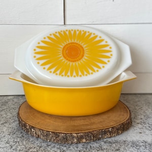 Vintage Pyrex Daisy or Sunflower 2.5 Quart Oval Covered Casserole Dish with Patterned Opal Lid #045 | 1970s Kitchen, Gift for Her