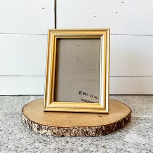 Vintage Gold 5x7 Picture Frame, Classic Ornate Resin Photo Frame w/ Easel Back & Wall Hanging, Antique Style Home Decor, Gallery Wall Frame
