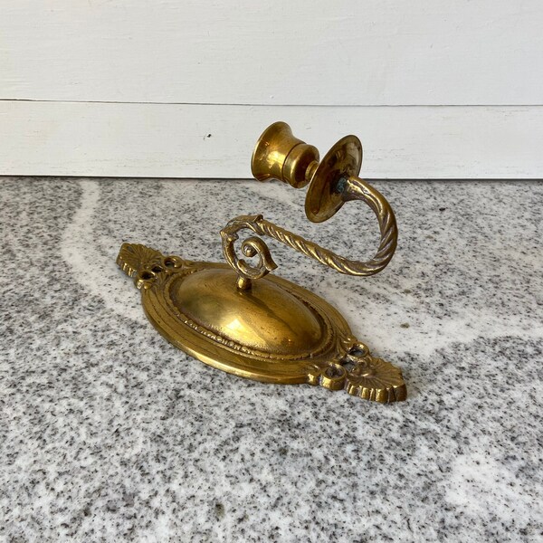 Antique Style Brass Wall Sconce, Vintage Spiral Arm Candle Holder with Leaf Motif, Classic Home Decor Lighting, Mid-Century Ornate Fixture