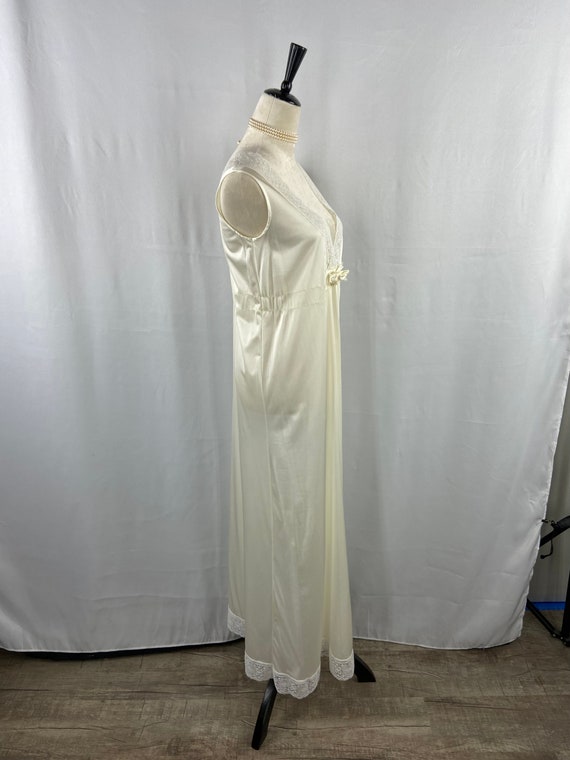 Elegant Ivory Vintage Nightgown Size S, The Royal… - image 4