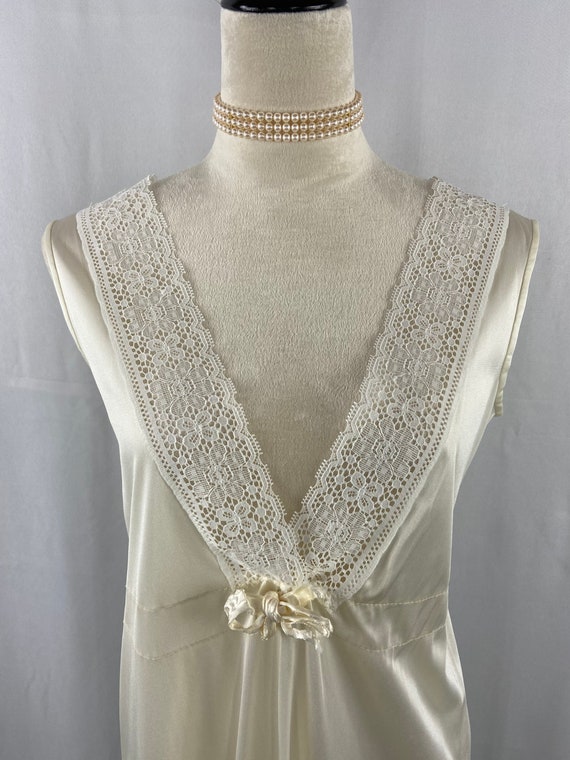 Elegant Ivory Vintage Nightgown Size S, The Royal… - image 2