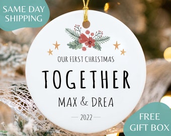 Könnte beinhalten: Weißer Keramik-Weihnachtsbaumschmuck mit Blumenmuster und dem Text "Unser erstes Weihnachten zusammen Max & Drea - 2022"