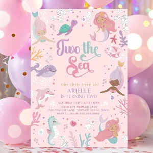 Puede incluir: Tarjeta de invitación rosa con temática de sirena. La tarjeta presenta una sirena con cabello rosa y cola, un caballito de mar, una tortuga y un delfín. El texto en la tarjeta dice "Two the Sea" y "Our Little Mermaid Arielle is Turning Two".