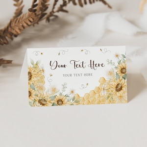 Könnte beinhalten: Eine weiße Karte mit einem Sonnenblumen- und Wabenmuster. Der Text "Your Text Here" ist auf die Karte gedruckt.