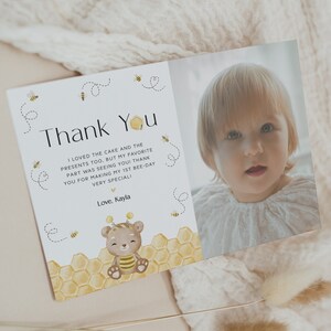 Può includere: Biglietto di ringraziamento con un designo di ape e favo. La carta contiene una foto di una bambina e il testo "Grazie Ho adorato la torta e i regali anche, ma la mia parte preferita è stata vederti! Grazie per aver reso il mio primo compleanno di ape un giorno molto speciale! Con affetto, Kayla".