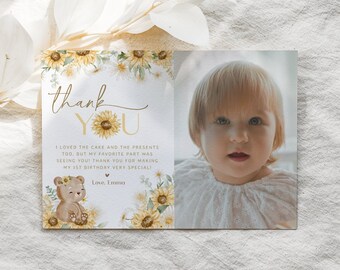 Puede incluir: Una tarjeta de agradecimiento con un diseño floral de girasoles y margaritas. La tarjeta presenta una foto de un niño pequeño y el texto "gracias" con un gráfico de girasol. El texto dice "¡Me encantaron el pastel y los regalos también, pero mi parte favorita fue verte! ¡Gracias por hacer que mi primer cumpleaños sea muy especial! Con amor, Emma."