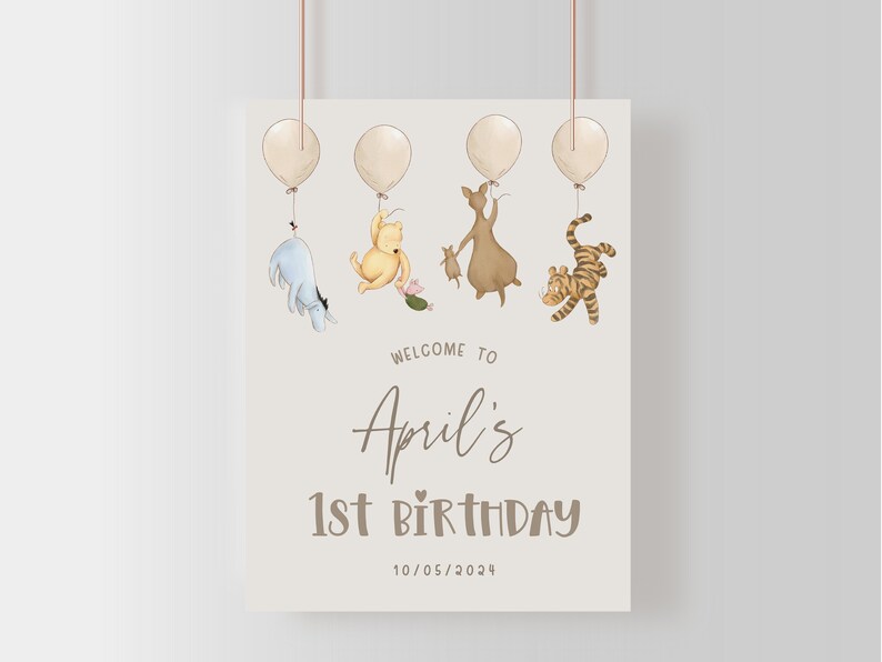 K&ouml;nnte beinhalten: Ein Winnie-the-Pooh-Geburtstagsschild mit wei&szlig;em Hintergrund und braunem Text. Das Schild lautet "Willkommen zu Aprils 1. Geburtstag 10/05/2024". Es gibt f&uuml;nf Ballons und f&uuml;nf Figuren aus Winnie-the-Pooh, darunter Tigger, Ferkel, Esel und Winnie-the-Pooh.