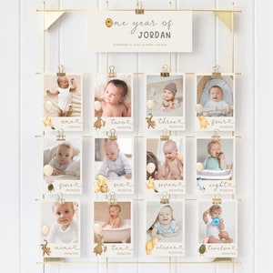 K&ouml;nnte beinhalten: Eine Winnie-the-Pooh-Baby-Fotocollage mit 12 Fotos eines kleinen Jungen, wobei jedes Foto einen Monat des ersten Lebensjahres des Babys darstellt. Die Fotos werden auf einem goldenen Drahtrahmen mit Clips pr&auml;sentiert. Oben auf dem Rahmen befindet sich ein Schild mit der Aufschrift "One year of JORDAN, November 12, 2021, 7 lbs 10 oz".