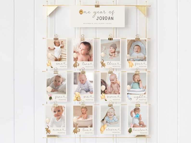 K&ouml;nnte beinhalten: Eine Winnie-the-Pooh-Baby-Fotocollage mit 12 Fotos eines kleinen Jungen, wobei jedes Foto einen Monat des ersten Lebensjahres des Babys darstellt. Die Fotos werden auf einem goldenen Drahtrahmen mit Clips pr&auml;sentiert. Oben auf dem Rahmen befindet sich ein Schild mit der Aufschrift "One year of JORDAN, November 12, 2021, 7 lbs 10 oz".