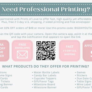 Op de afbeelding: Roze en witte grafiek met de tekst "Need Professional Printing?" en een QR-code. De grafiek bevat ook vier roze vakken met de tekst "Extra 10% Off Your Order", "Free Envelopes", "Fast 2-3 Day U.S. Shipping", en "Affordable". De grafiek somt verschillende producten op die worden aangeboden voor afdrukken, waaronder uitnodigingen, welkomstborden, RSVP-kaarten, spelkaarten, slingers, plaatskaarten, waterfleslabels, snoepbarlabels, cupcaketoppers, cadeaulabels, mijlpaalbord, mijlpaalbanner, spellen, stickers, datumkalenders, tafelborden, wijnlabelstickers en cadeaulabels.