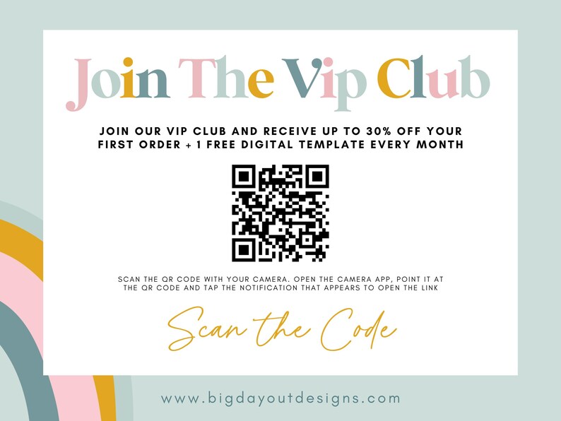 Op de afbeelding: Een witte kaart met kleurrijke tekst die "Join The Vip Club" zegt. De kaart bevat ook een QR-code en de tekst "Scan the Code" in gouden letters. De tekst onder de QR-code zegt "JOIN OUR VIP CLUB AND RECEIVE UP TO 30% OFF YOUR FIRST ORDER + 1 FREE DIGITAL TEMPLATE EVERY MONTH". De tekst onderaan de kaart zegt "www.bigdayoutdesigns.com".