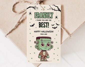 Op de afbeelding: Een Halloween-cadeaulabel met een cartoonillustratie van Frankenstein's monster. Het label luidt: "Eerlijk gezegd, ik denk dat je de BESTE bent! Vrolijk Halloween! Van Jake." Het ontwerp bevat vleermuizen, spinnen en sterren.
