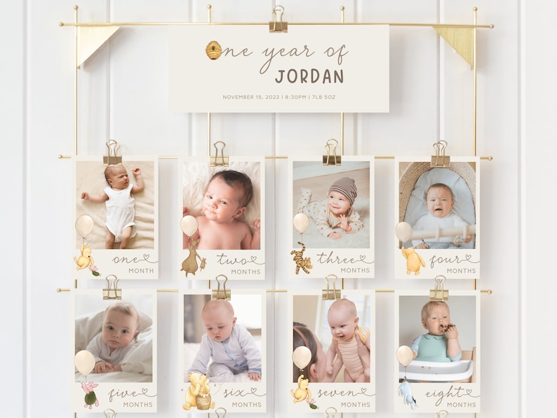 K&ouml;nnte beinhalten: Eine Winnie-the-Pooh-Baby-Fotocollage mit acht Fotos eines kleinen Jungen in verschiedenen Altersstufen, von einem Monat bis zu acht Monaten. Jedes Foto zeigt einen Winnie-the-Pooh-Charakter und das Alter des Babys in Monaten. Oben auf der Collage befindet sich ein Schild mit der Aufschrift "Ein Jahr von Jordan" mit dem Geburtsdatum und der Uhrzeit.