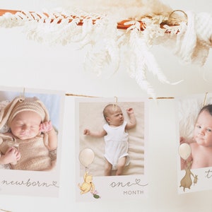 K&ouml;nnte beinhalten: Drei Fotos eines Babys in verschiedenen Altersstufen, jedes mit einer niedlichen Illustration und einem Text. Das erste Foto zeigt das Baby als Neugeborenes, das zweite Foto zeigt das Baby im Alter von einem Monat und das dritte Foto zeigt das Baby im Alter von zwei Monaten.