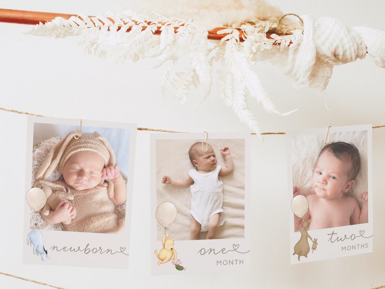 K&ouml;nnte beinhalten: Drei Fotos eines Babys in verschiedenen Altersstufen, jedes mit einer niedlichen Illustration und einem Text. Das erste Foto zeigt das Baby als Neugeborenes, das zweite Foto zeigt das Baby im Alter von einem Monat und das dritte Foto zeigt das Baby im Alter von zwei Monaten.
