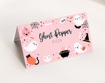 Puede incluir: Una tarjeta rosa con temática de Halloween con las palabras "Ghost Pepper Pizza". La tarjeta está decorada con fantasmas de dibujos animados, calabazas, un gato negro y otros gráficos relacionados con Halloween.