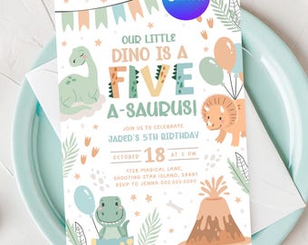 Zaproszenie urodzinowe z dinozaurem, piąte. Zaproszenie na piąte urodziny z dinozaurem. Do druku pastelowo-zielony, nowoczesny, cyfrowy motyw urodzinowy dla chłopca, 5. urodziny z motywem dinozaura. D2