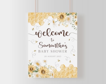 Op de afbeelding: Welkom bij Samantha's Baby Shower bord met een witte achtergrond, een geel honingraatpatroon, zonnebloemen, madeliefjes en bijen. De datum is 20 augustus 2023.
