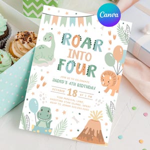 Zaproszenie na urodziny z dinozaurem, cztery. Uroczy, dziecięcy dinozaur, zaproszenie na czwarte urodziny. Do druku, pastelowa zieleń, Roar Into Four Boy, nowoczesna cyfrowa impreza dla dzieci, D2