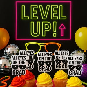 Alle ogen gericht op de Grad Cupcake Toppers – Class of 2025 | Set van 12 | Afstudeerfeestdecoratie | Bedrukte dessertprikkers