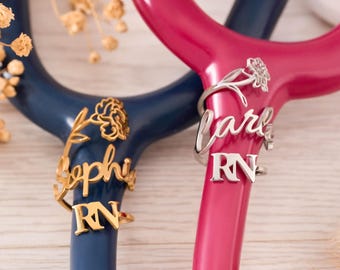 Etiqueta de identificación personalizada para estetoscopio con flor de nacimiento, etiqueta con nombre de estetoscopio con flor de nacimiento, dijes de nombre para estetoscopio con flor de nacimiento, estudiantes de medicina