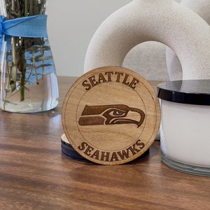 “Seattle Seahawks” Untersetzer - Benutzerdefinierte lasergeschnittene Holzuntersetzer für Fußballfan, perfektes Zubehör für die Hausbar, Geschenk für Sportliebhaber, 4er-Set