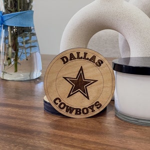 Dallas Cowboys Untersetzer - Benutzerdefinierte lasergeschnittene Holzuntersetzer für Fußballfans, perfektes Zubehör für die Hausbar, Geschenk für Sportliebhaber, 4er-Set