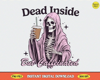 Puede incluir: Ilustración de un esqueleto con una túnica rosa sosteniendo una taza de café. El texto dice "Dead Inside But Caffeinated". El diseño incluye estrellas y el logo de Sunny Juice Designs.