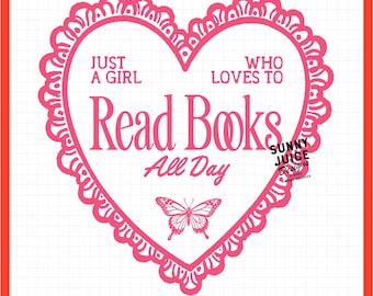 Może przedstawiać: Różowe serduszko z koronkową ramką. Wewnątrz serduszka znajduje się tekst: "Just a girl who loves to read books all day". Pod tekstem znajduje się motyl.