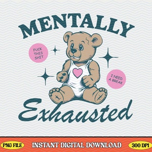 以下が含まれることがあります： 「Mentally Exhausted」の文字とテディベアのイラスト。テディベアはピンクのハートが付いた白いタンクトップを着ています。「FUCK THIS SHIT」と「I NEED A BREAK」と書かれた2つのピンク色の円があります。デザインには星のバーストが含まれています。