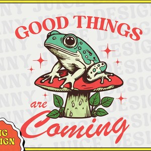 Puede incluir: Ilustraci&oacute;n caprichosa de una rana verde sobre una seta roja con la frase "GOOD THINGS are Coming" en rojo. El dise&ntilde;o incluye estrellas y hojas, perfecto para un dise&ntilde;o PNG.